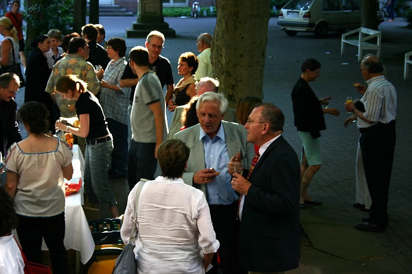 Bild 012tw.jpg - Sektempfang im Ehrenhof